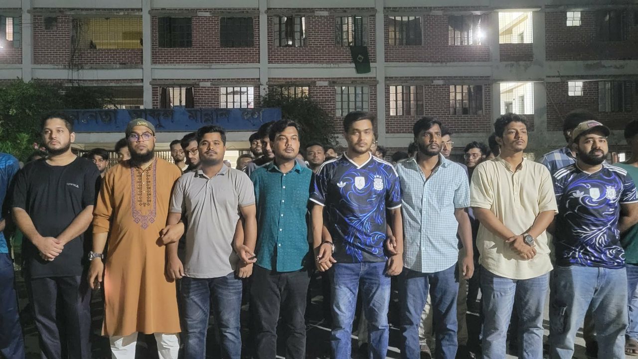 শিবিরের বিরুদ্ধে মাভাবিপ্রবি ছাত্রদলের বিক্ষোভ