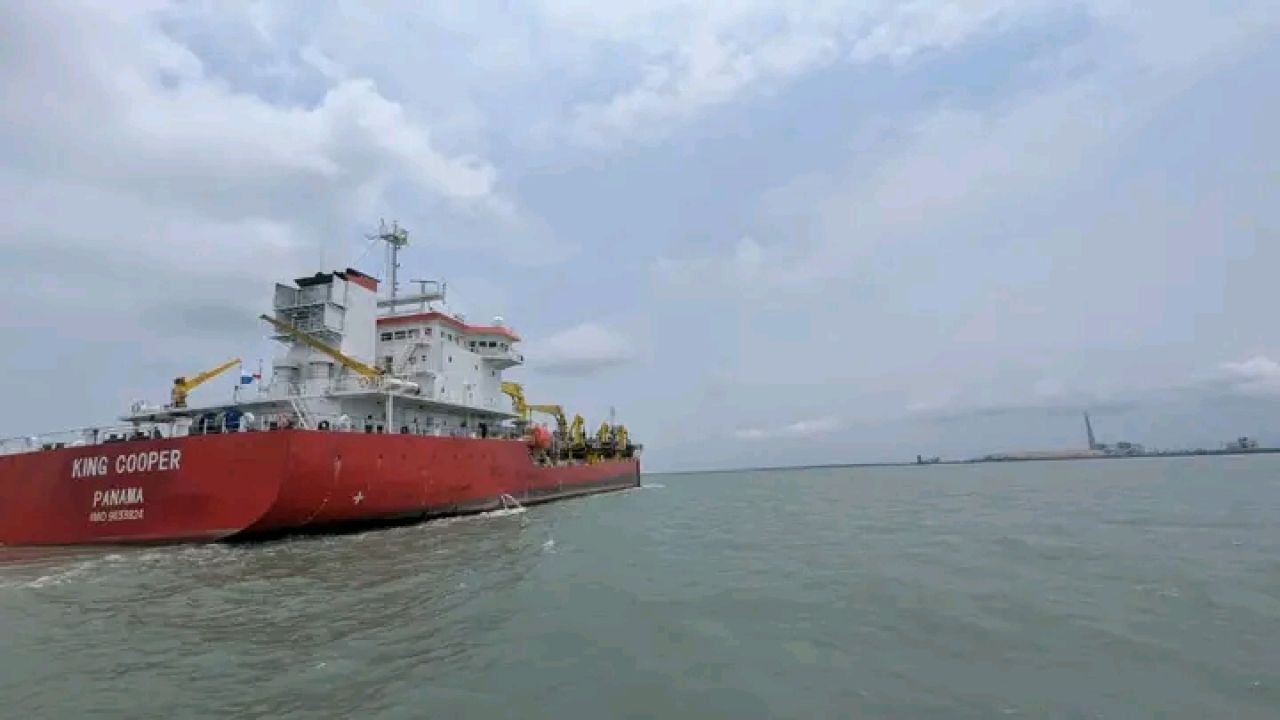 মাতারবাড়ী গভীর সমুদ্র বন্দর চ্যানেল : নিরাপদ জাহাজ চলাচলে শুরু হলো ড্রেজিং
