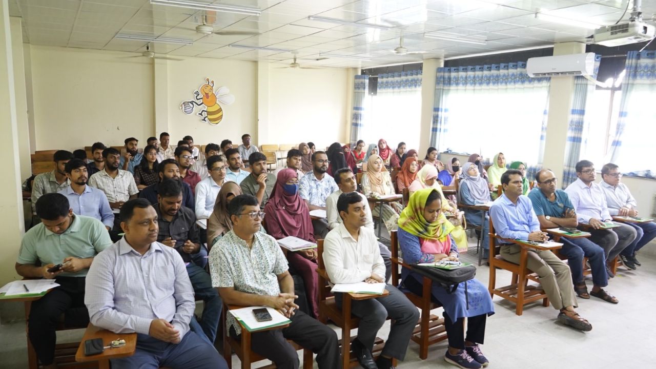 রাসায়নিকের বিকল্প খুঁজতে বাকৃবিতে জৈব বালাইনাশক বিষয়ক কর্মশালা