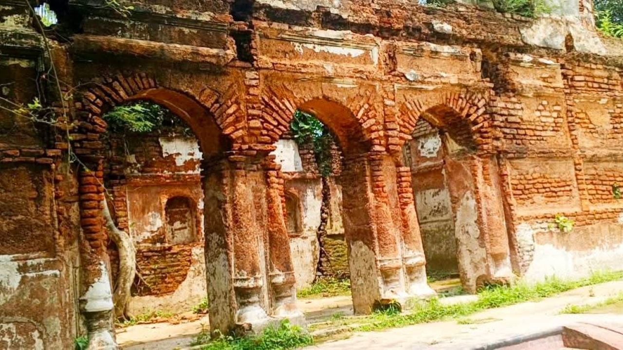 পাবনার দুলাইতে জমিদার আজিম চৌধুরীর বাড়ী দেখতে এখনও ভিড় জমায় হাজারো হাজারো মানুষ 