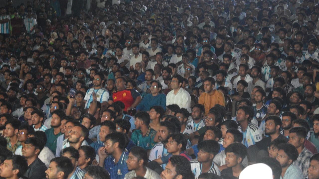 শিক্ষার্থীদের সঙ্গে আর্জেন্টিনা-অস্ট্রিয়ার ম্যাচ উপভোগ করলেন মাভাবিপ্রবির উপাচার্য 