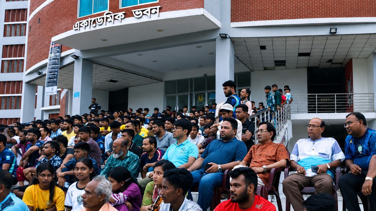 &lsquo;ভি&rsquo; চিহ্ন দেখিয়ে শিক্ষার্থীদের সঙ্গে উচ্ছ্বাস ভাগ করলেন মাভাবিপ্রবি উপাচার্য