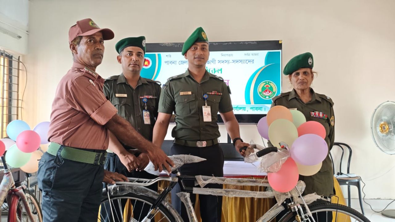 পাবনা জেলায় ভাতাভোগী  সদস্য-সদস্যাদের কর্মদক্ষতা বৃদ্ধির লক্ষ্যে: ২৬ টি বাইসাইকেল বিতরণ  