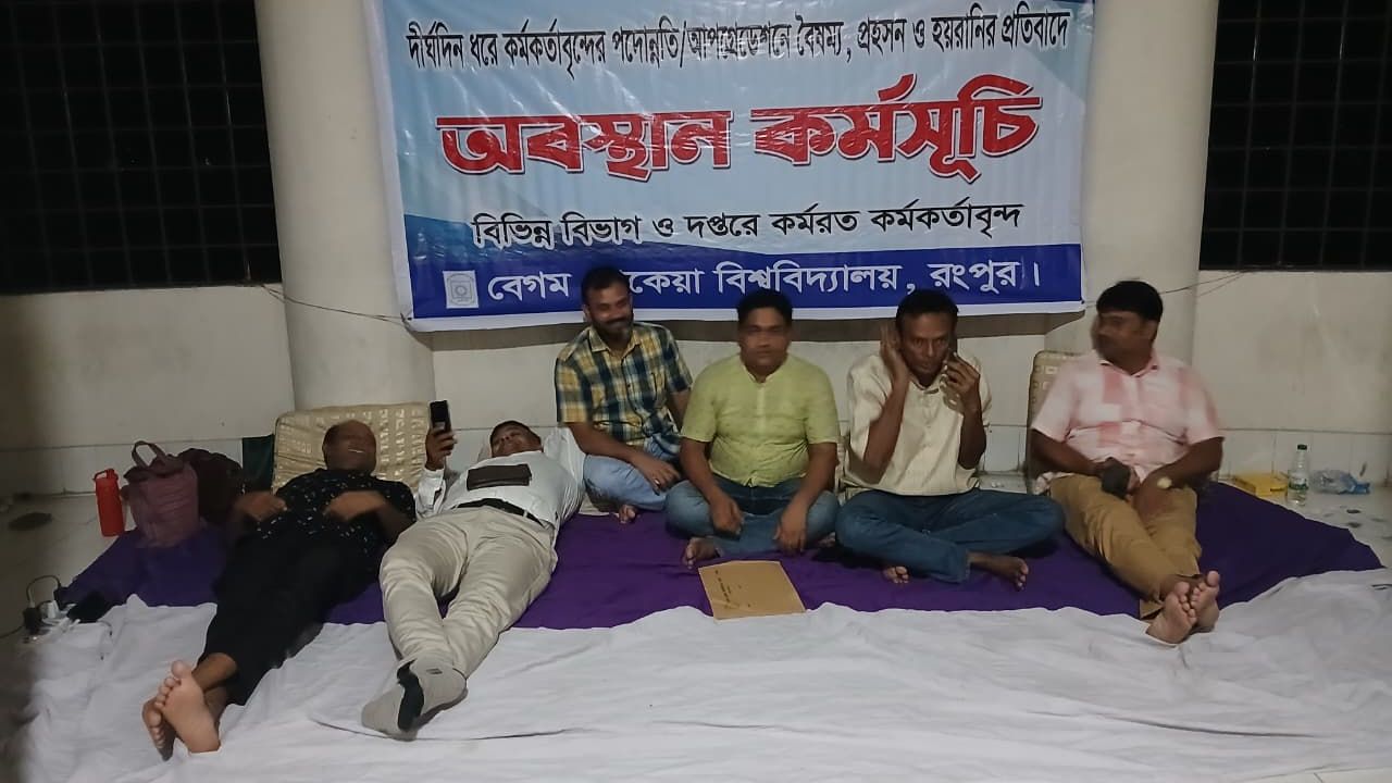 বেরোবিতে রাতেও অবস্থান কর্মসূচি চালিয়ে যাচ্ছেন পদোন্নতি বঞ্চিত কর্মকর্তারা