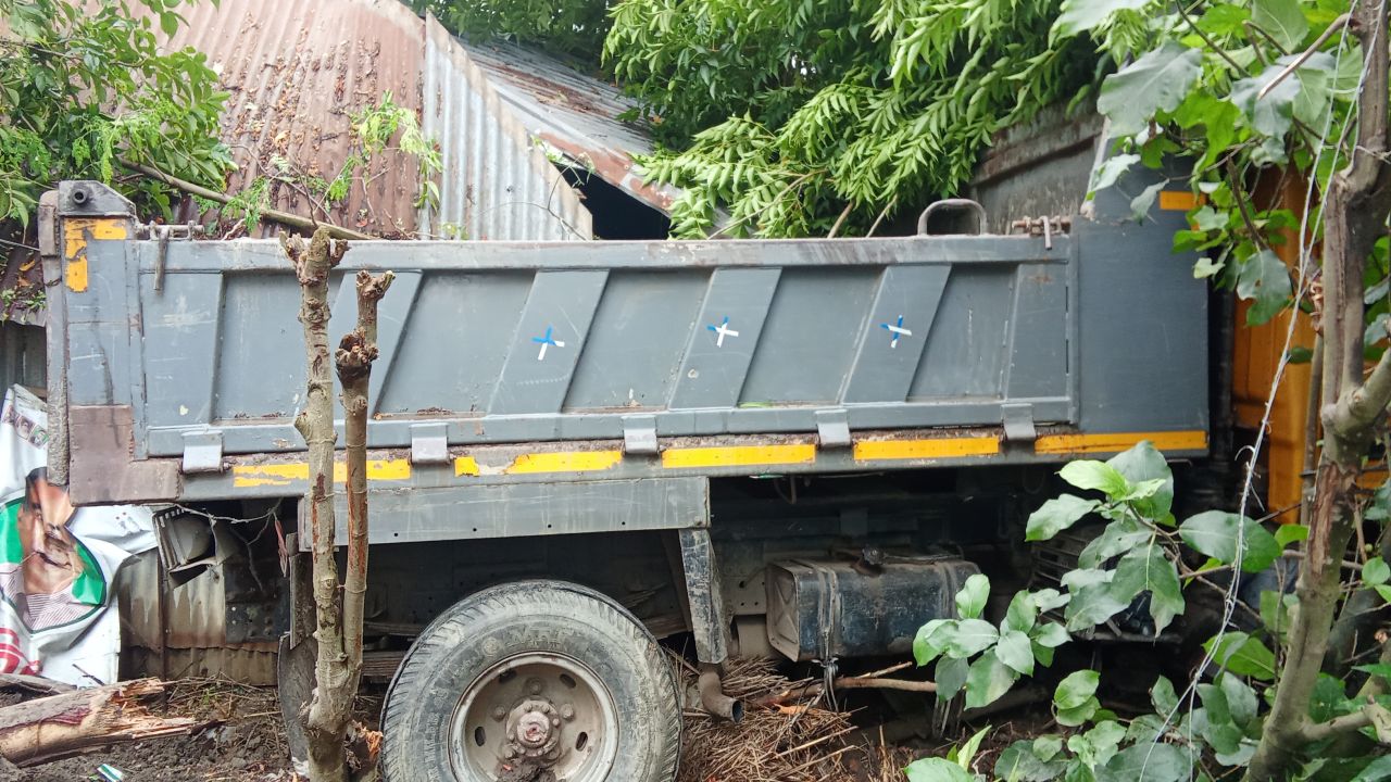 পাবনা জেলার ফরিদপুর পৌরসভার খলিশাদহ গ্রামে ট্রাক দুর্ঘটনা ঘটছে: একজন আহত