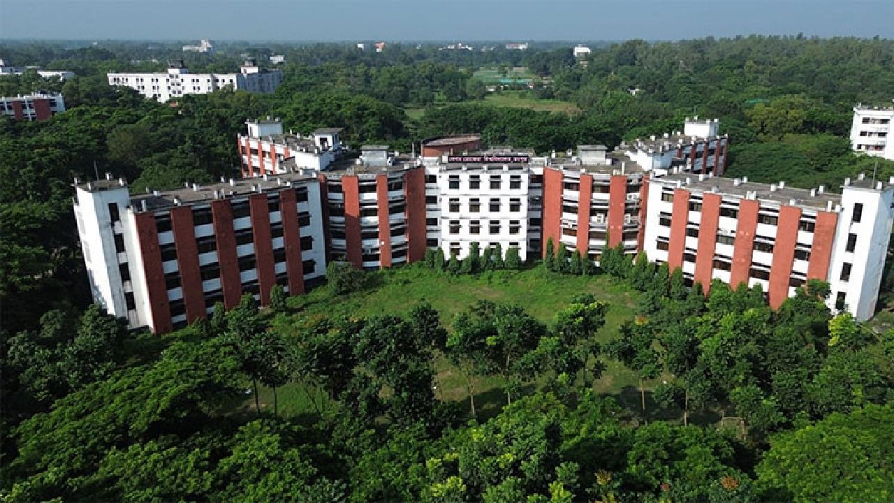 বিশ্বকাপের আর্জেন্টিনা-মিশর ম্যাচ ঘিরে বেরোবি ক্যাম্পাসে যানবাহন প্রবেশে নিষেধাজ্ঞা
