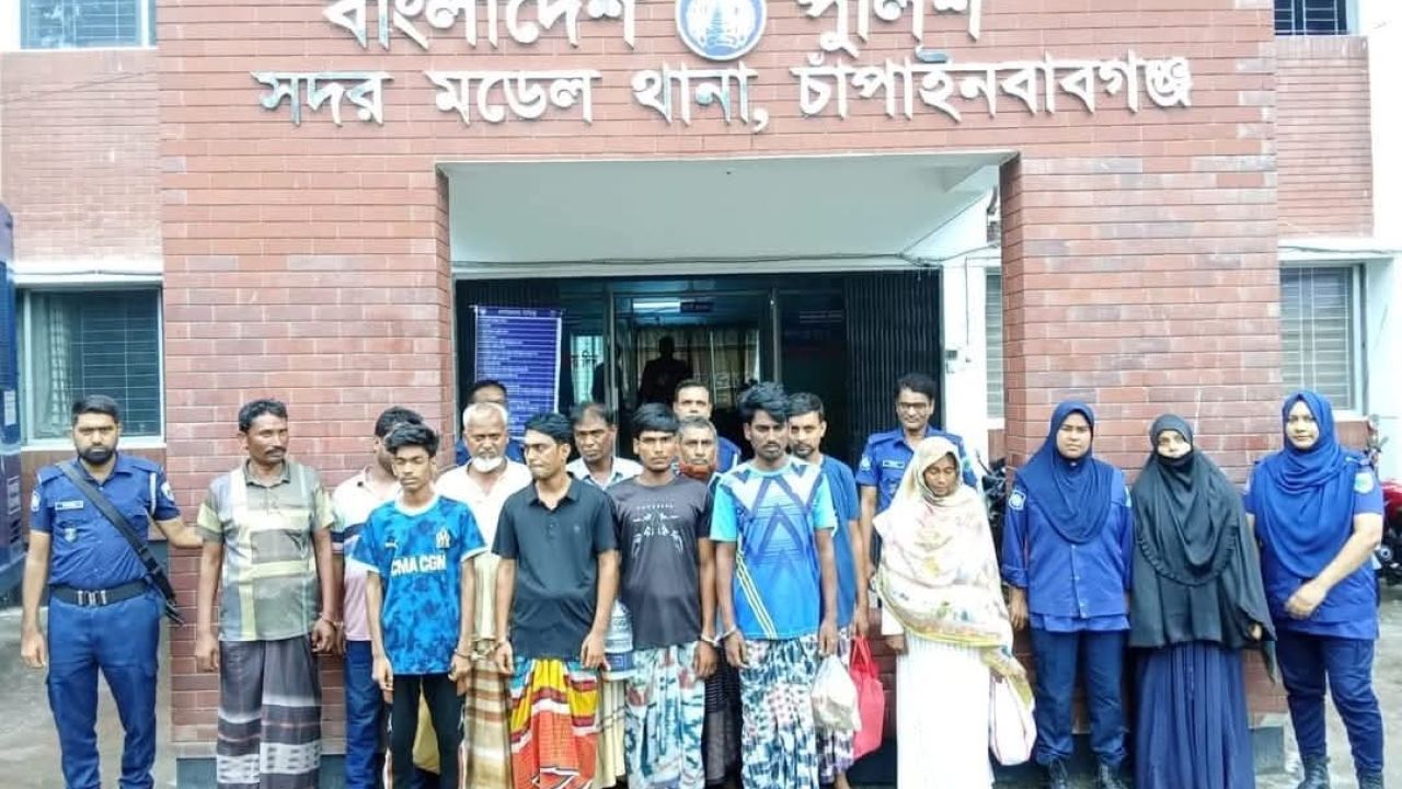 চাঁপাইনবাবগঞ্জে পুলিশের বিশেষ অভিযানে মাদক মামলায় পলাতক ৭ আসামীসহ গ্রেপ্তার ২২
