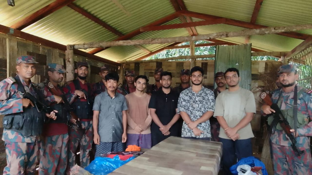 ৮ দিন আটকা পর বিজিবির সহায়তায় উদ্ধার ৪ পর্যটক