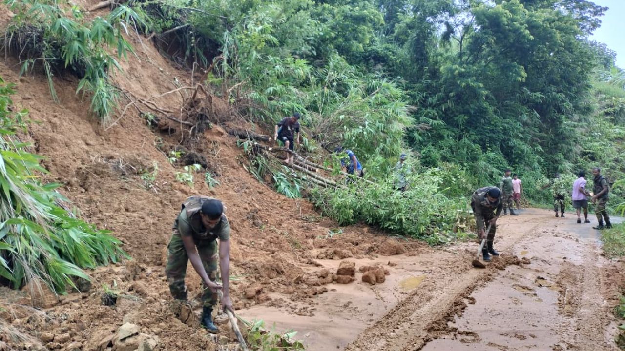 সড়কের যোগাযোগ সচল রাখতে সেনাবাহিনীর নিরলস প্রচেষ্টা