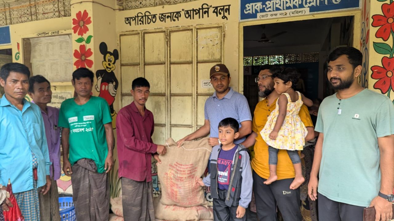থানচিতে আশ্রয়কেন্দ্রে থাকা ৮৬ পরিবারকে প্রশাসনের ত্রাণ বিতরণ