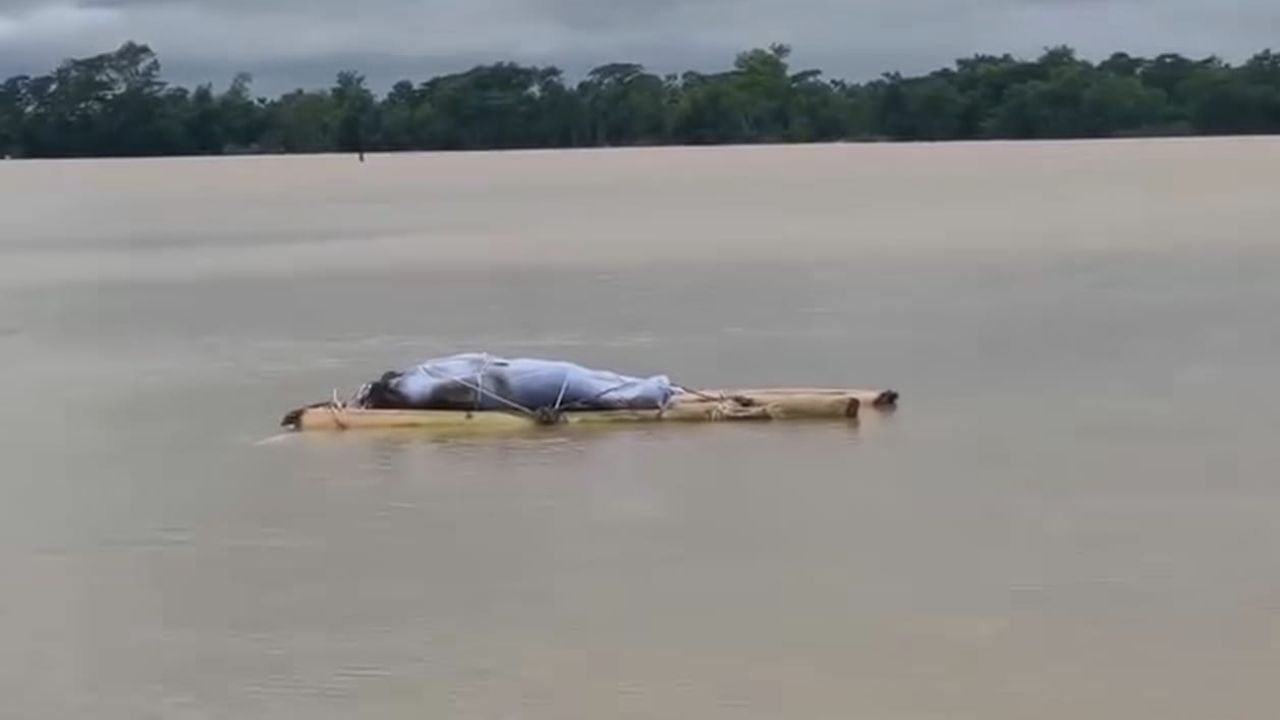 ভয়াবহ বন্যায় চাটগাঁয় মানবিক বিপর্যয়: দাফনের জায়গাটুকুও নেই, ভেলায় ভাসছে লাশ