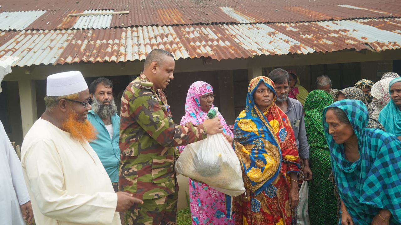  রাঙ্গামাটিতে ভারীবর্ষণে ক্ষতিগ্রস্ত পরিবারের মাঝে সেনাবাহিনীর ত্রাণ সামগ্রী বিতরণ