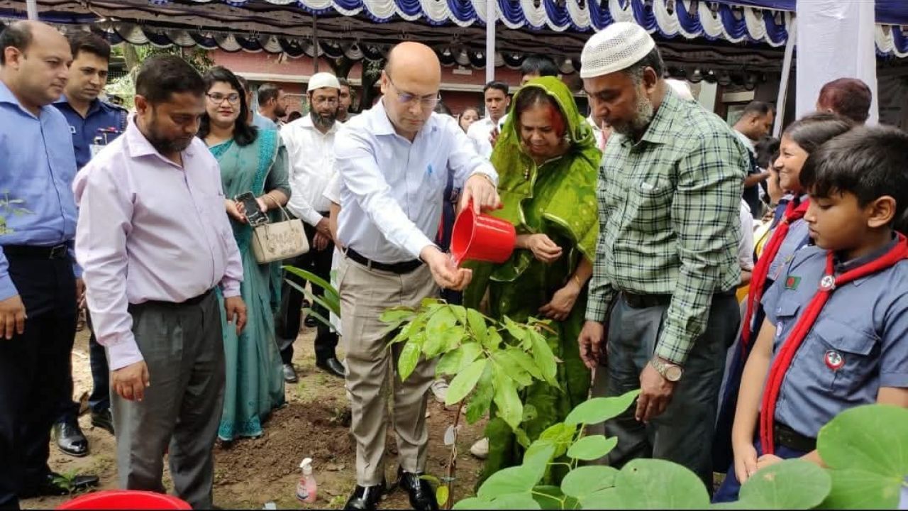 চাঁপাইনবাবগঞ্জে সরকারি প্রাথমিক বিদ্যালয়ে দেশব্যাপী বৃক্ষরোপণ কর্মসূচির উদ্বোধন