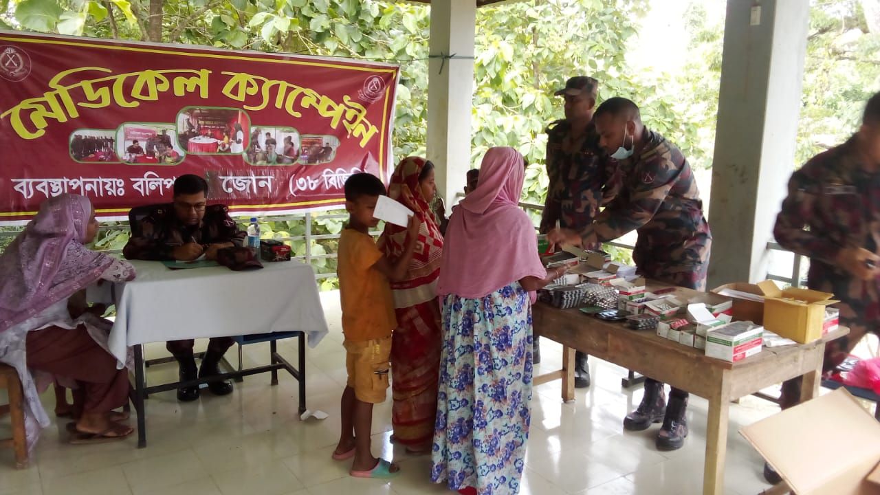 থানচিতে শতাধিক বন্যাদুর্গতদের বিনামূল্যে চিকিৎসা সেবা দিল বিজিবি