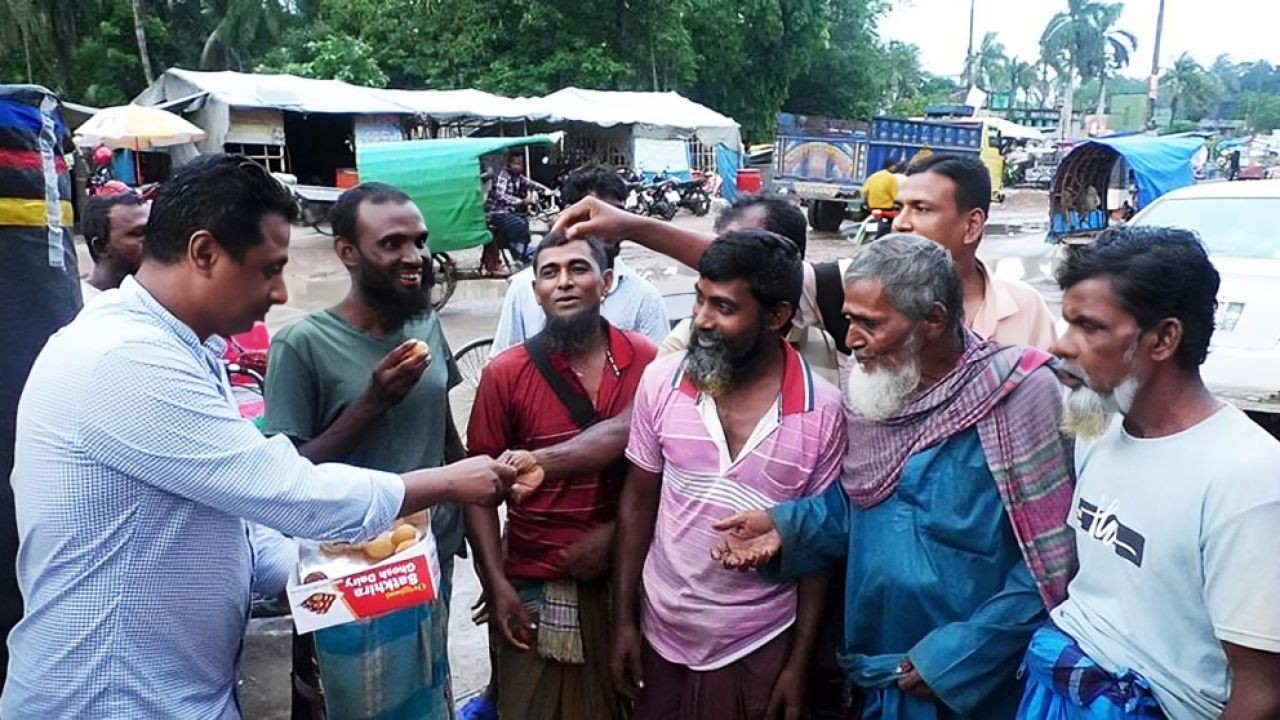 জামায়াত থেকে গাজী নজরুলকে বহিষ্কারে সাতক্ষীরায় সাধারণ মানুষকে মিষ্টি বিতরণ