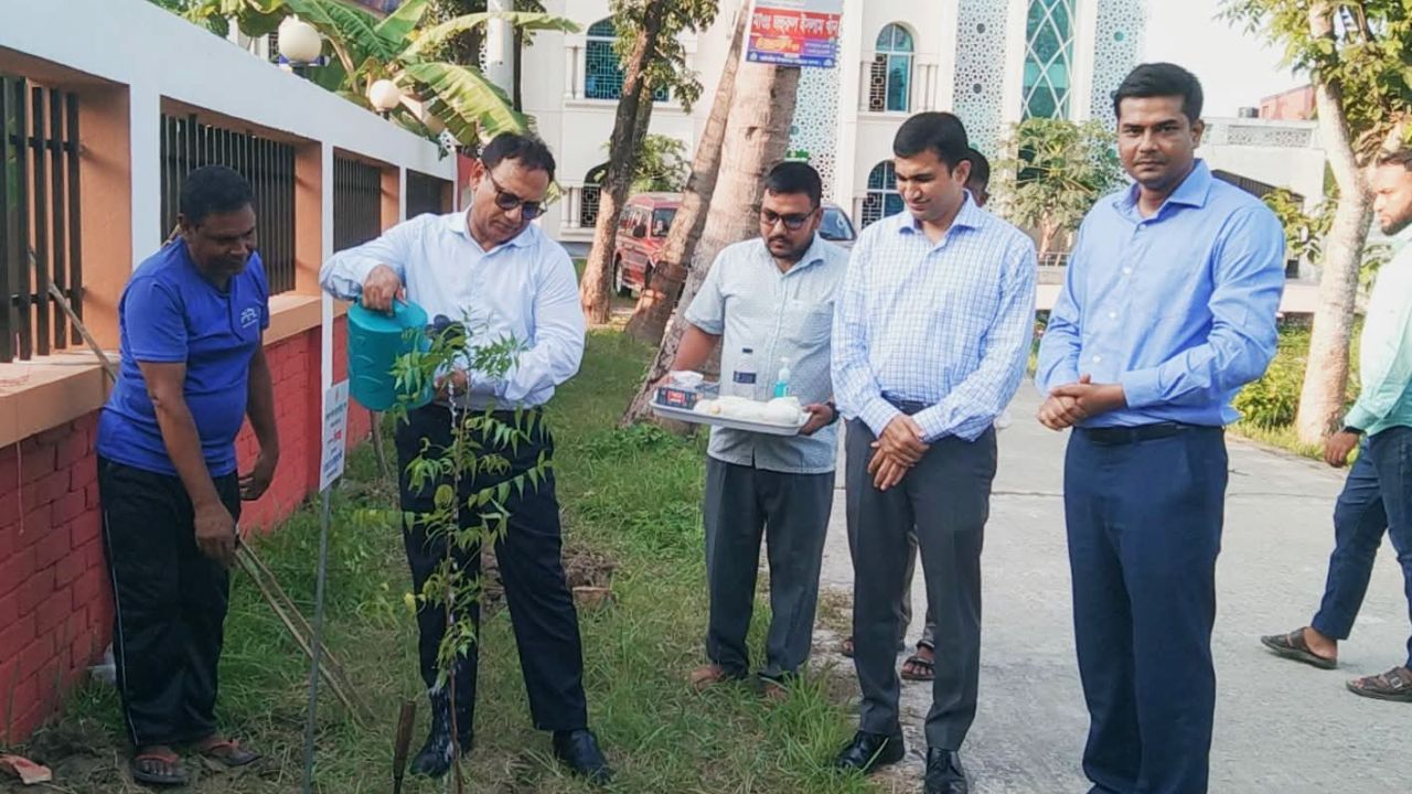 বিভাগীয় কমিশনার পরিদর্শন করলেন পাবনার আটঘরিয়া ভূমি অফিস