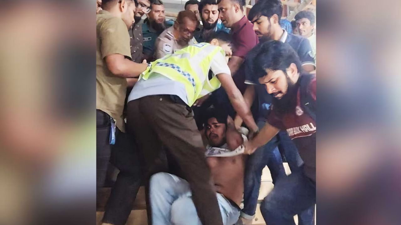 গ্রন্থাগারে ঢুকে শিক্ষার্থীদের ওপর ছাত্রশিবিরের হামলা