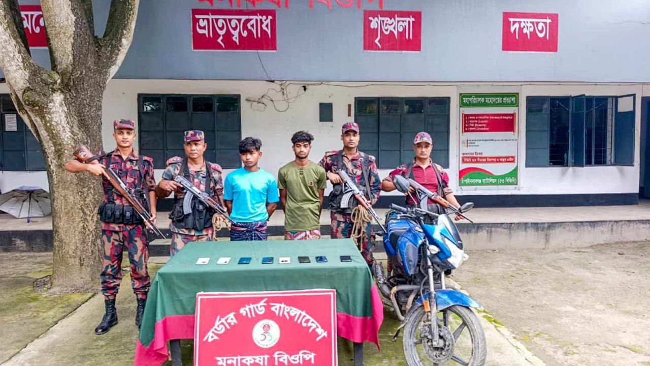 শিবগঞ্জ সীমান্তে ভারতীয় মোবাইল ও বাইকসহ আটক ২