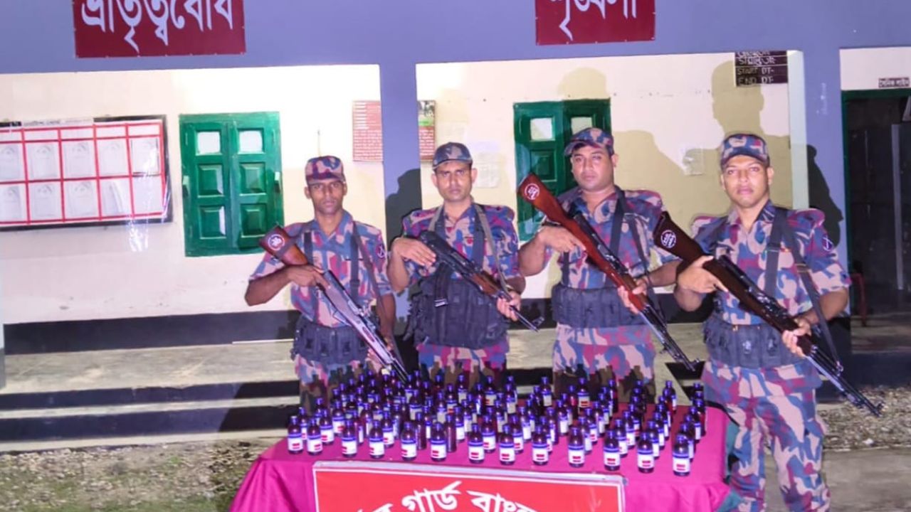 চাঁপাইনবাবগঞ্জ সীমান্তে ৫৩ বিজিবির অভিযানে ভারতীয় এস্কাফ সিরাপ উদ্ধার