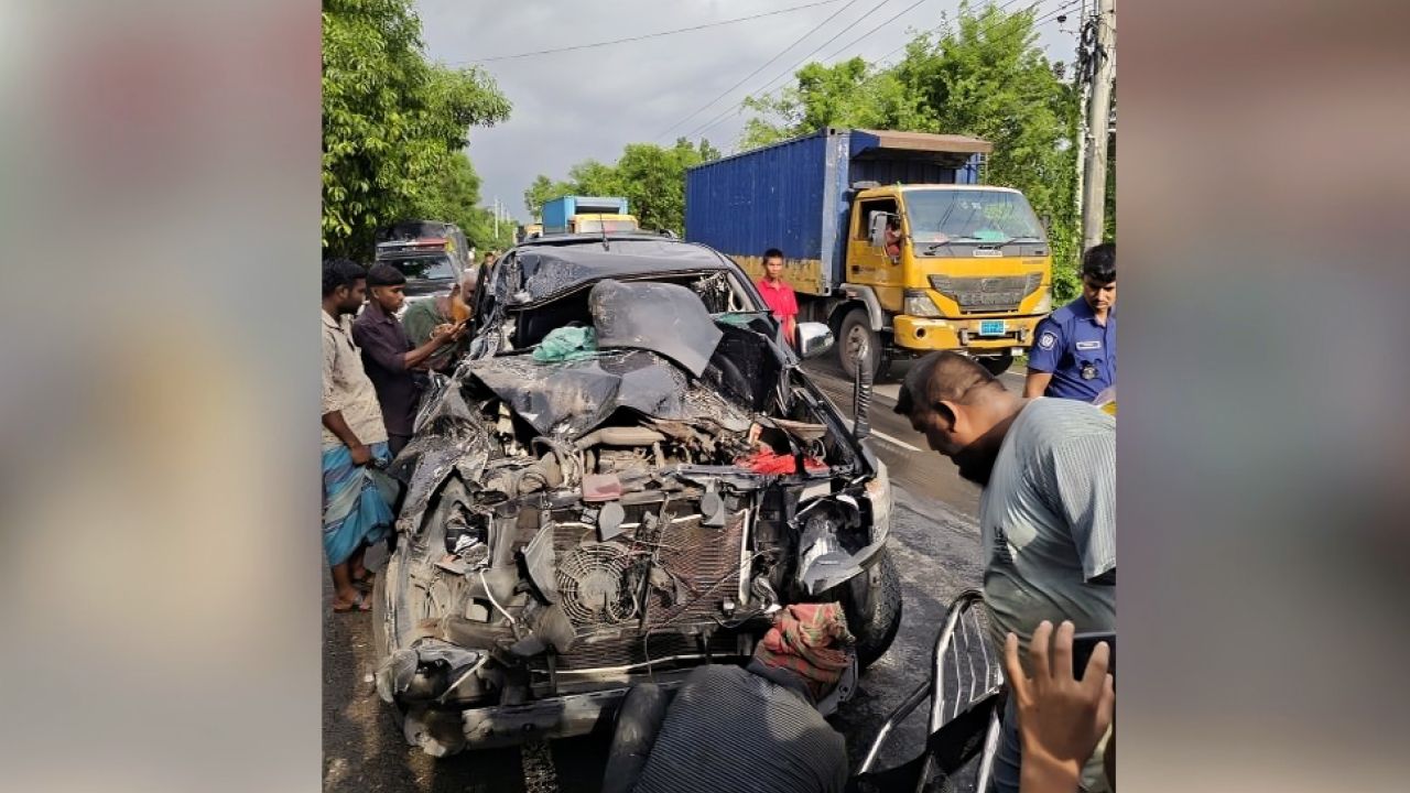 রাজবাড়ীতে কৃষি কর্মকর্তার গাড়িতে ট্রাকের ধাক্কায় আহত ৬