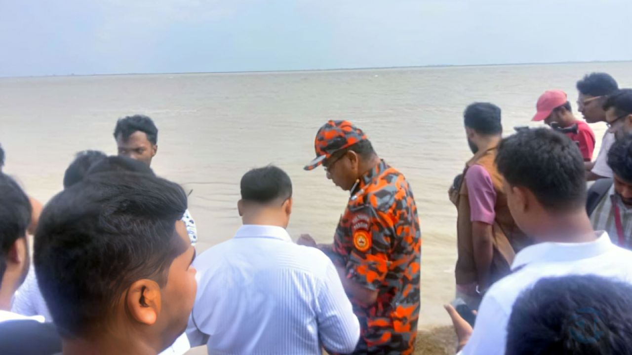 পদ্মায় নৌকাডুবির ৩২ ঘণ্টা পর সন্ধান মেলেনি নিখোঁজ বাবা-ছেলের