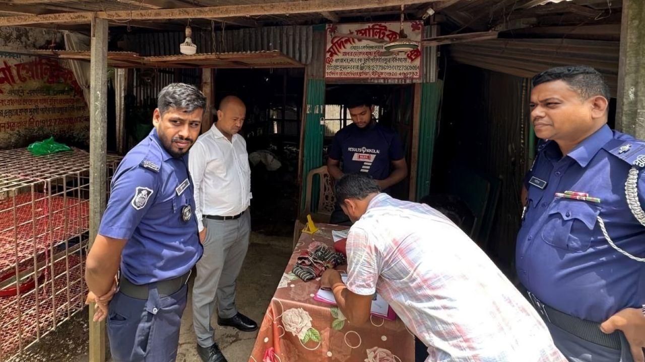দেবীদ্বারে বাজার তদারকি, ৮ ব্যবসায়ীকে ভ্রাম্যমাণ আদালতের জরিমানা