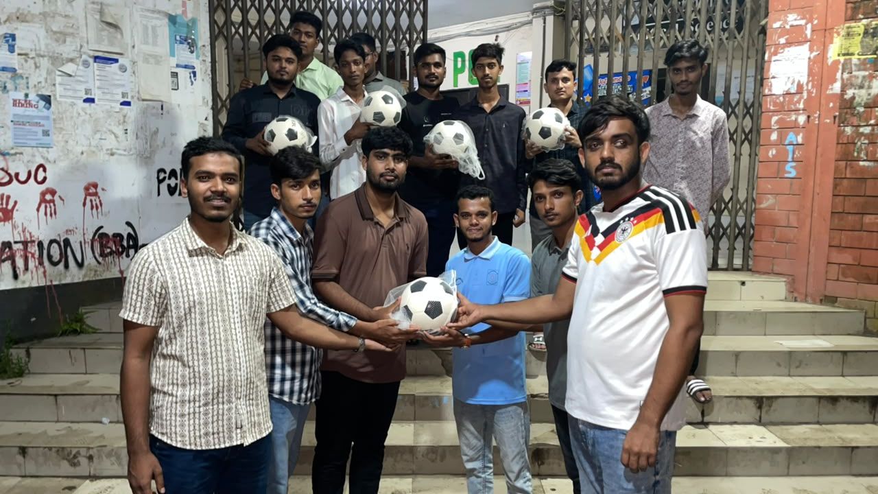 বেরোবি ছাত্রদল নেতা মাসুদ রানার উদ্যোগে নবীন শিক্ষার্থীদের মাঝে ক্রীড়া সামগ্রী বিতরণ