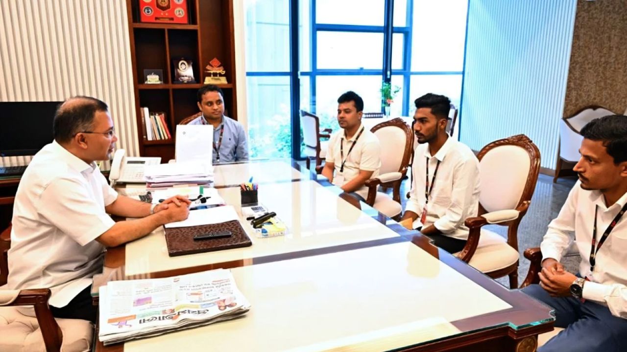 জুলাইযোদ্ধা আজিজুরের পাশে প্রধানমন্ত্রী, শুনলেন সংগ্রামের গল্প