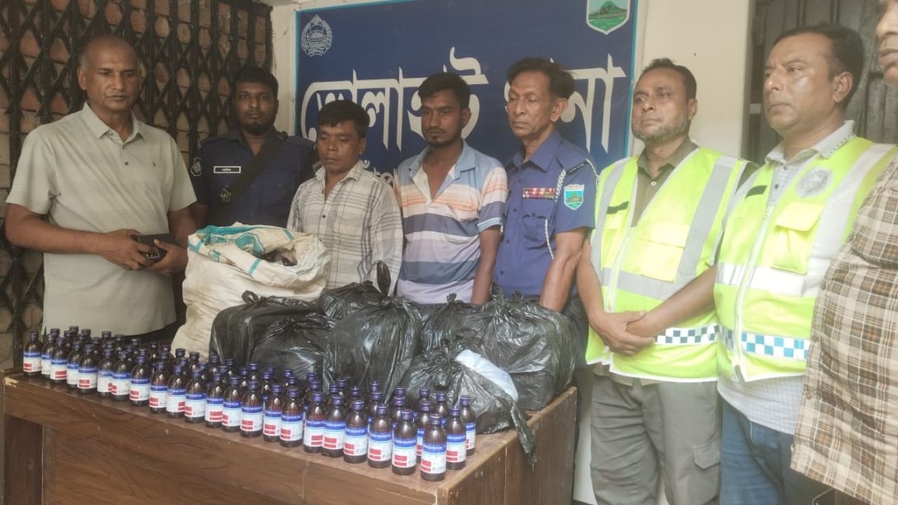 ভোলাহাটে ৪০০ বোতল স্কাফ সিরাপসহ আটক ২