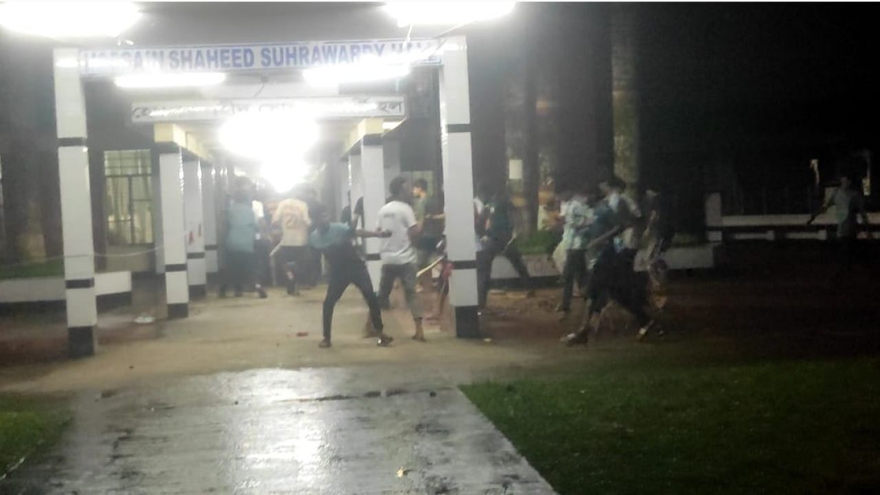 আবারও দুই হলের শিক্ষার্থীদের মধ্যে সংঘর্ষের ঘটনা ঘটেছে বাকৃবিতে
