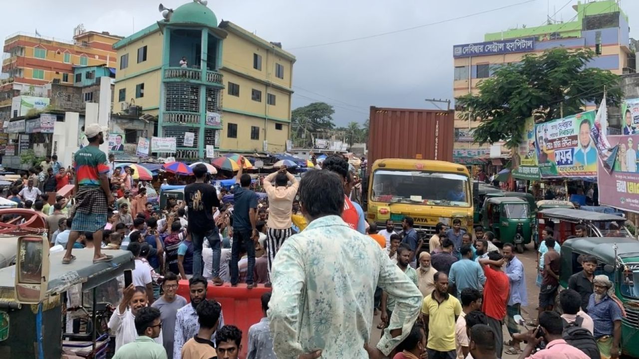 কুমিল্লা-সিলেট মহাসড়ক অবরোধ করে সিএনজিচালকদের তীব্র বিক্ষোভ