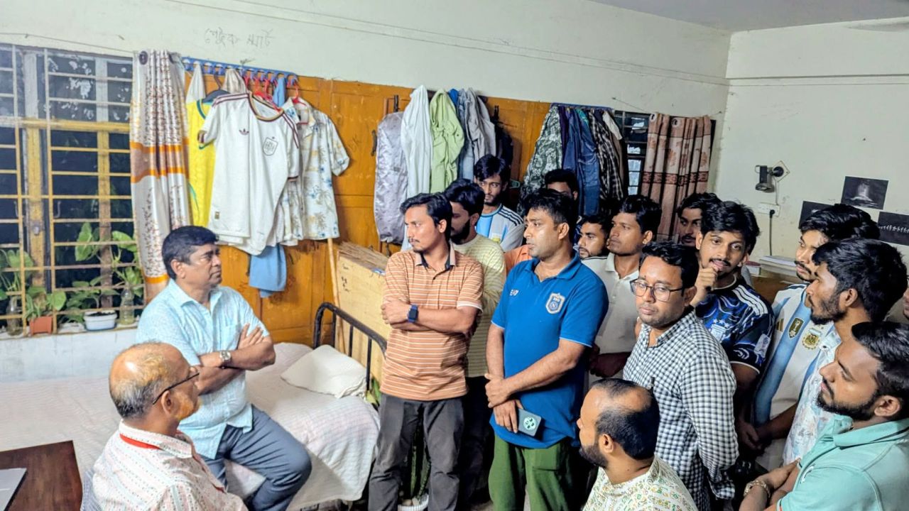 &lrm;মধ্যরাতে ছেলেদের হল পরিদর্শনে কুবি উপাচার্য