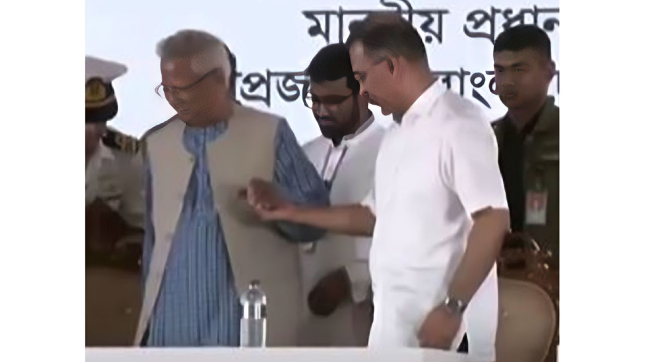 হাত ধরে ড. ইউনূসকে মঞ্চে নিজের পাশে বসালেন প্রধানমন্ত্রী