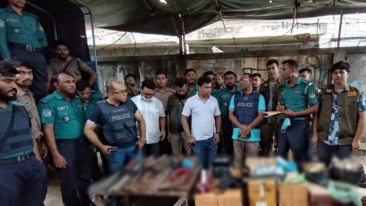 রাতভর অভিযানে উদ্ধার হলো বিপুল অস্ত্র, মাদক ও অর্থ