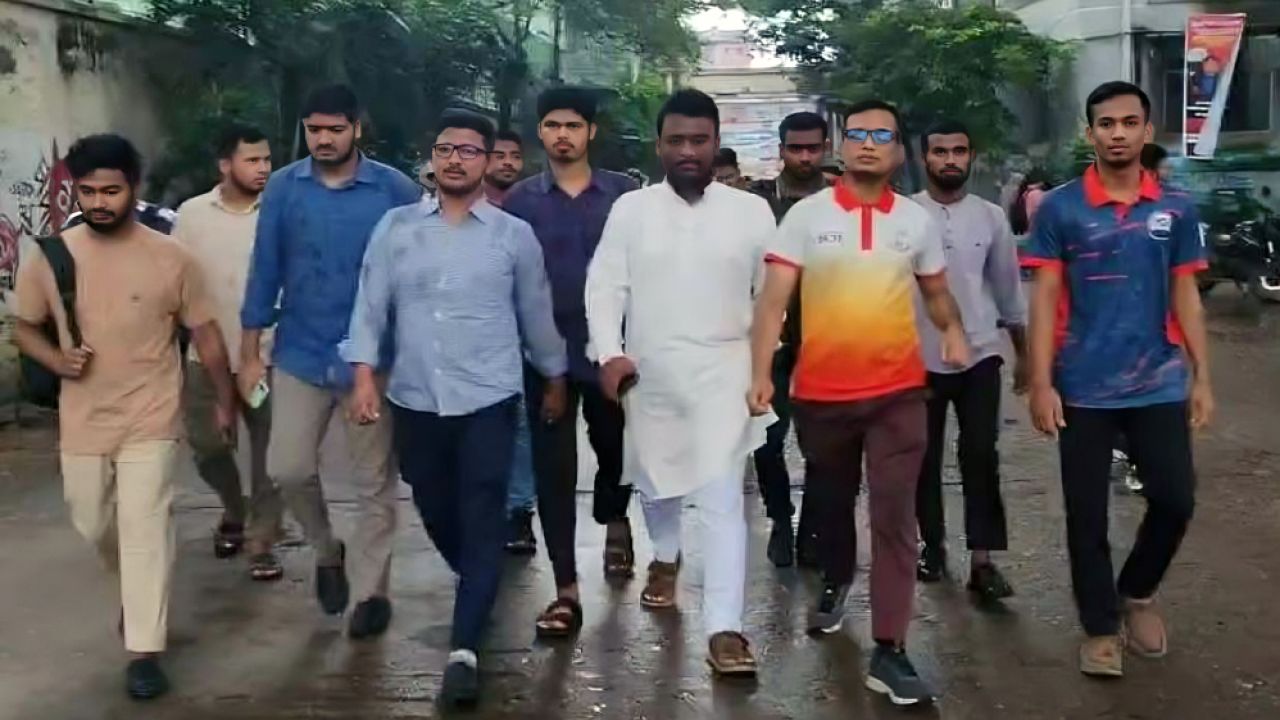 নিষেধাজ্ঞা অমান্য করে ক্যাম্পাসে জকসু ভিপি, উত্তপ্ত জবি