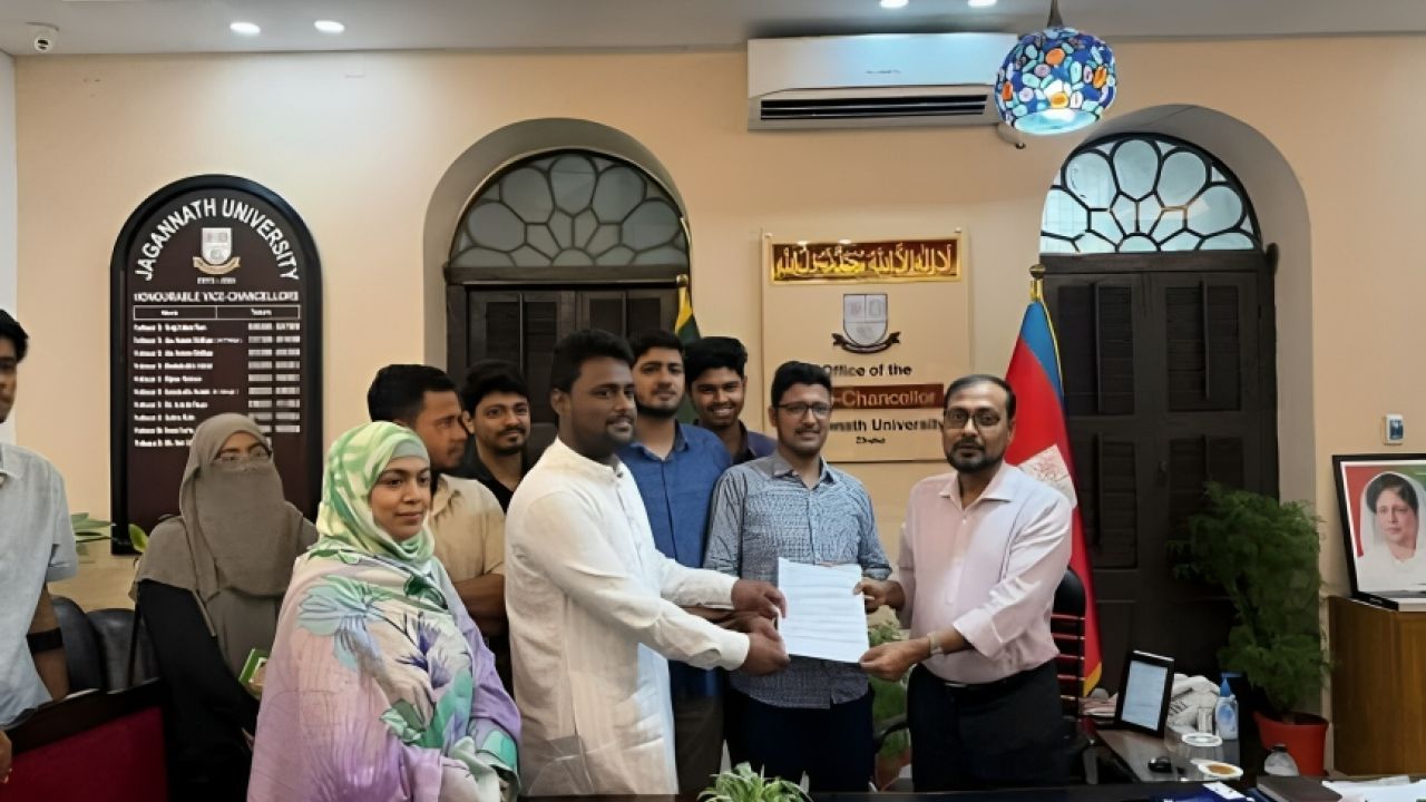 প্রক্টরের অপসারণসহ ৯ দফা দাবিতে উপাচার্যের কাছে জকসুর স্মারকলিপি 