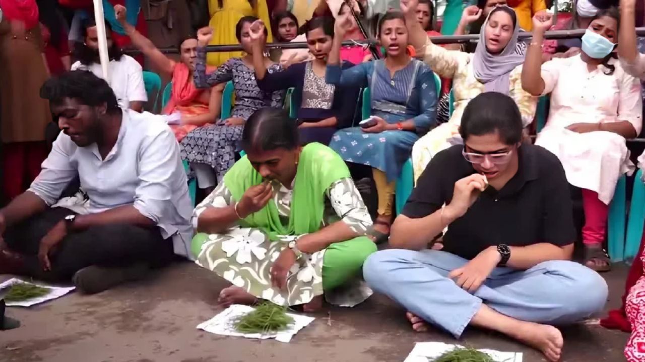 নিয়োগপত্রের দাবিতে সচিবালয়ের সামনে ঘাস খেলেন শিক্ষকপ্রার্থীরা
