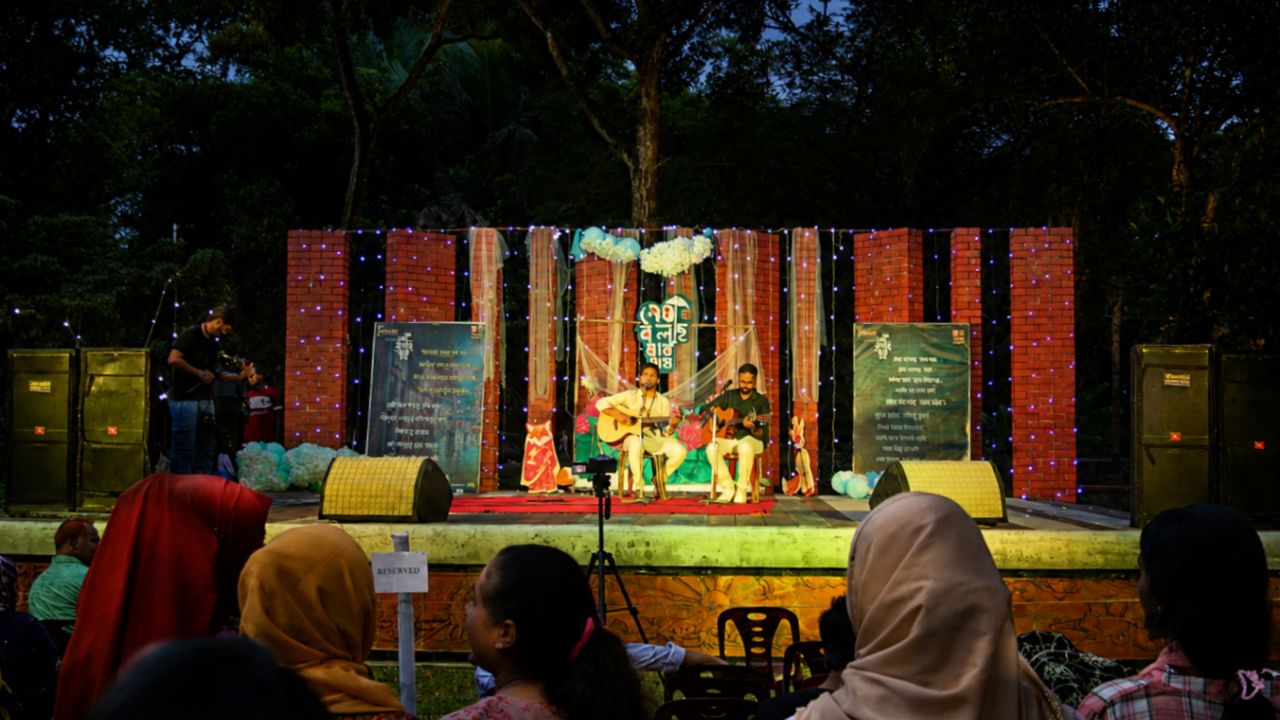 বাকৃবিতে টিম উৎসবের বিশেষ আয়োজন শ্রাবণ বিদায়ে মেঘ বলছে যাব যাব