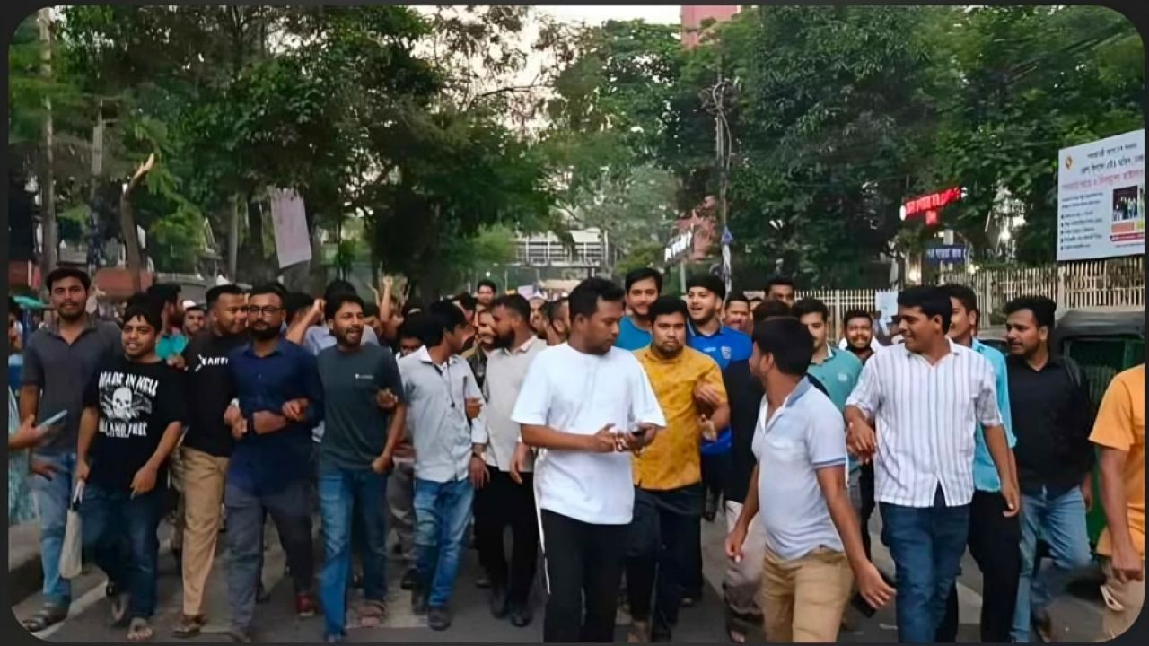 এনটিআরসি এর কেন্দ্রীয় সুপারিশ বহাল রাখার দাবিতে জবি শিক্ষার্থীদের বিক্ষোভ