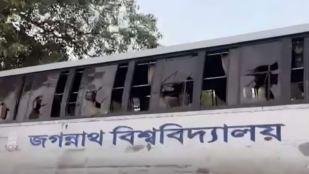 জগন্নাথ বিশ্ববিদ্যালয়ের শিক্ষার্থীদের বাসে হামলা, আহত ১০