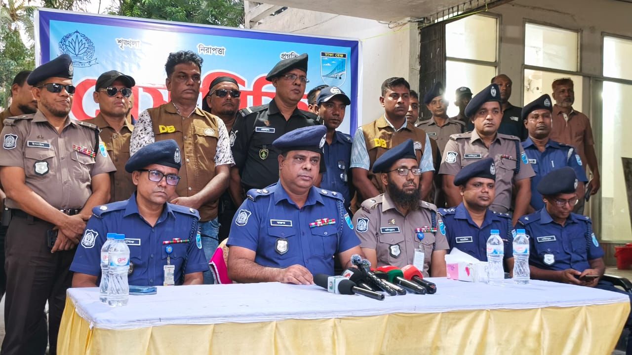 নরসিংদীর চরাঞ্চলে যৌথ অভিযান, অস্ত্র-গুলাবারুদ ও ১৩৬ ককটেলসহ গ্রেপ্তার ৩