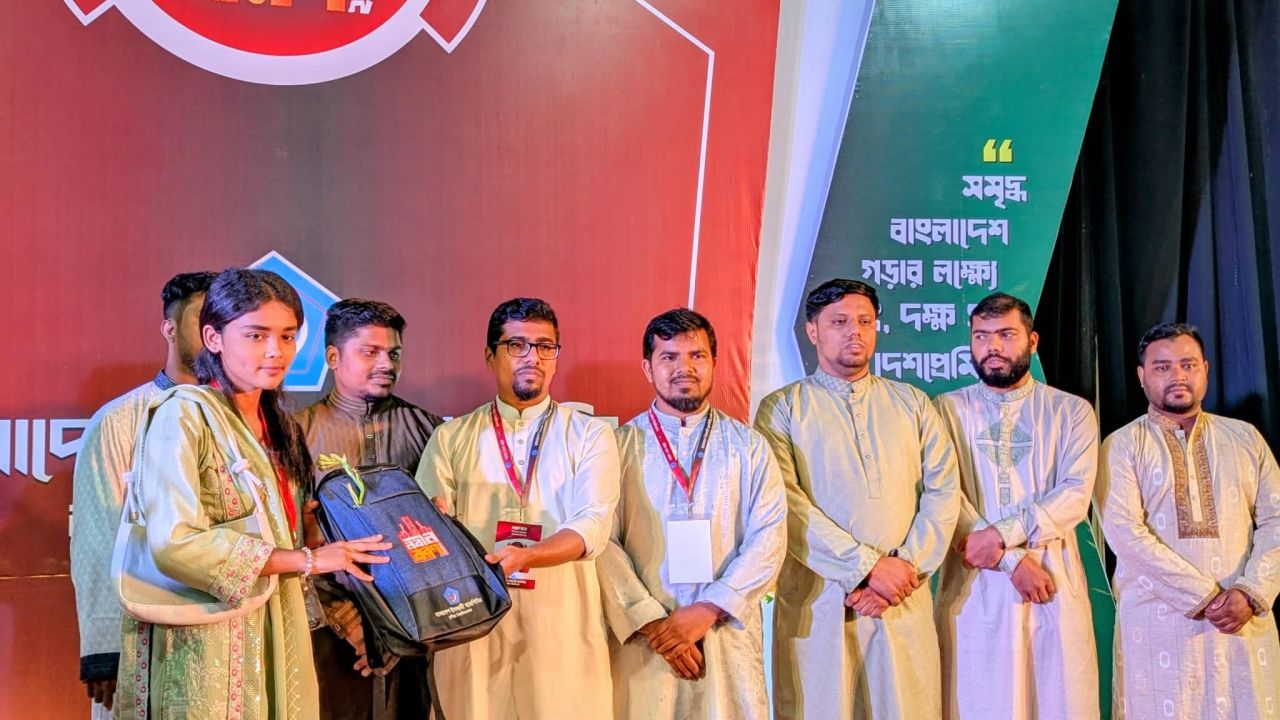 কুবিতে নবীন শিক্ষার্থীদের বরণ করল ছাত্রশিবির 