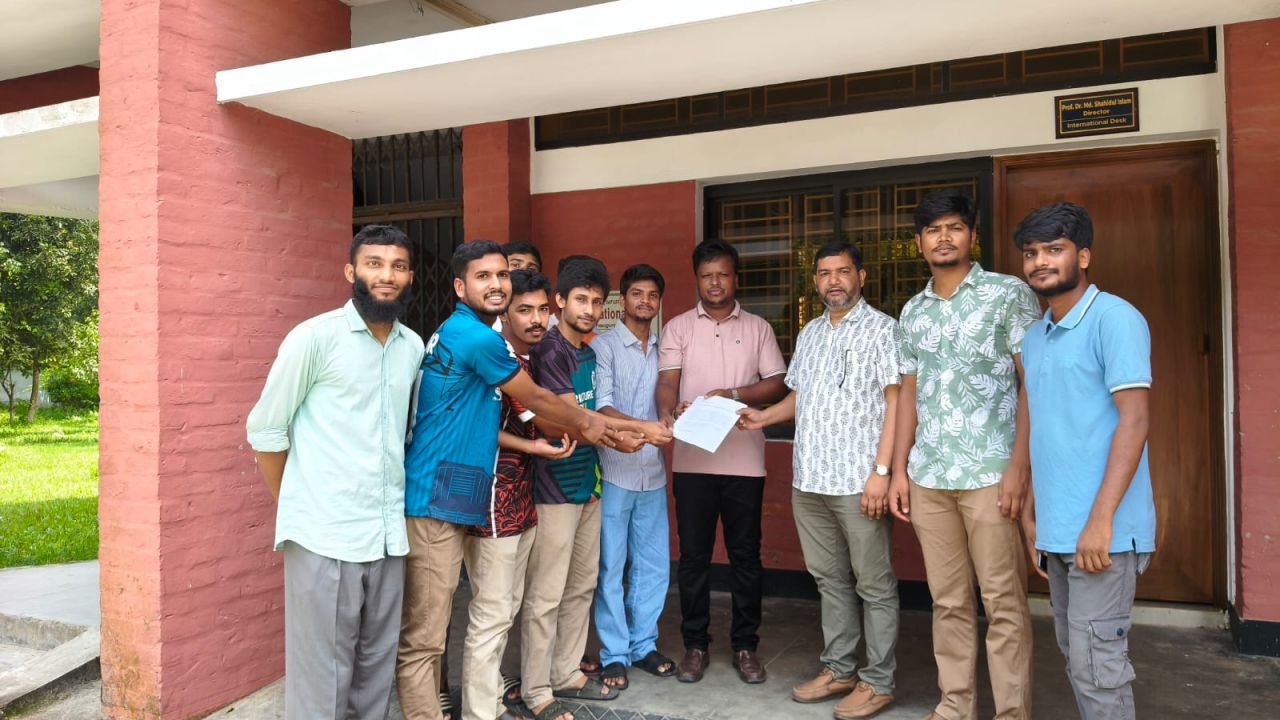 বাকৃবিতে মাঠ সংস্কার ও আধুনিক টার্ফ নির্মাণের দাবিতে শিক্ষার্থীদের আবেদন 