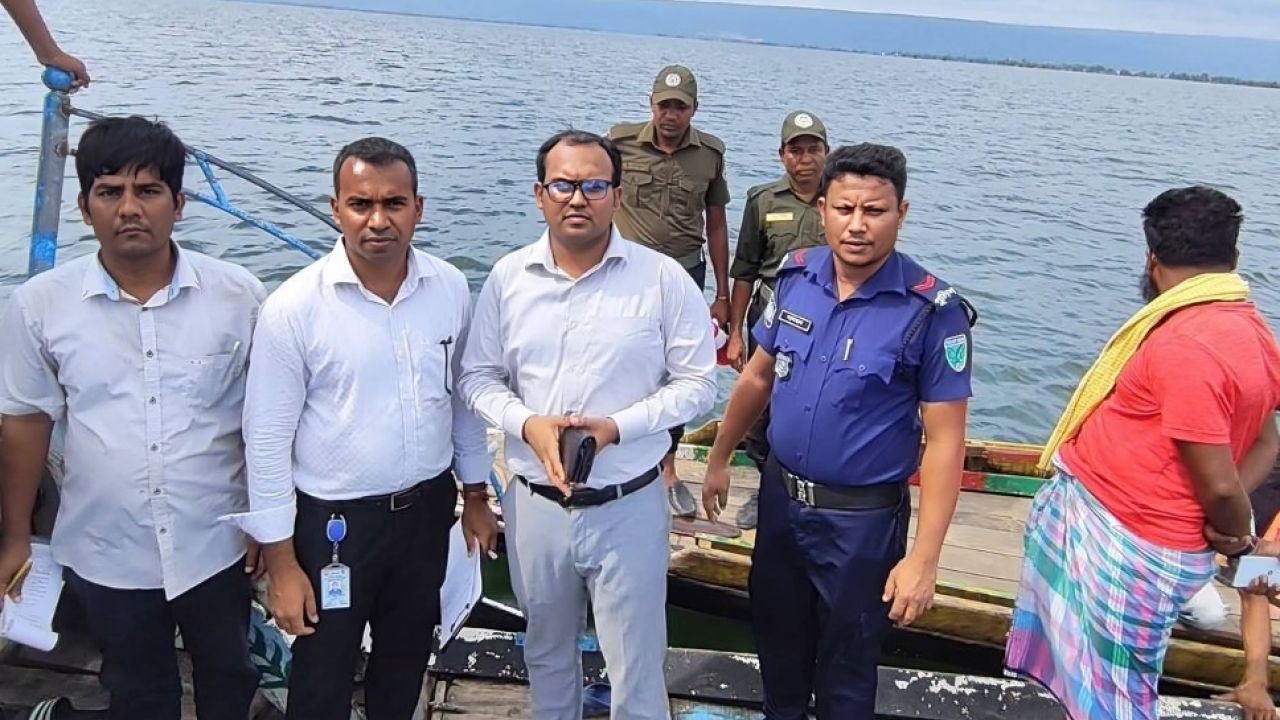 টাঙ্গুয়ার হাওরে নিয়ম ভেঙে ৮ ইঞ্জিনের নৌকাকে জরিমানা