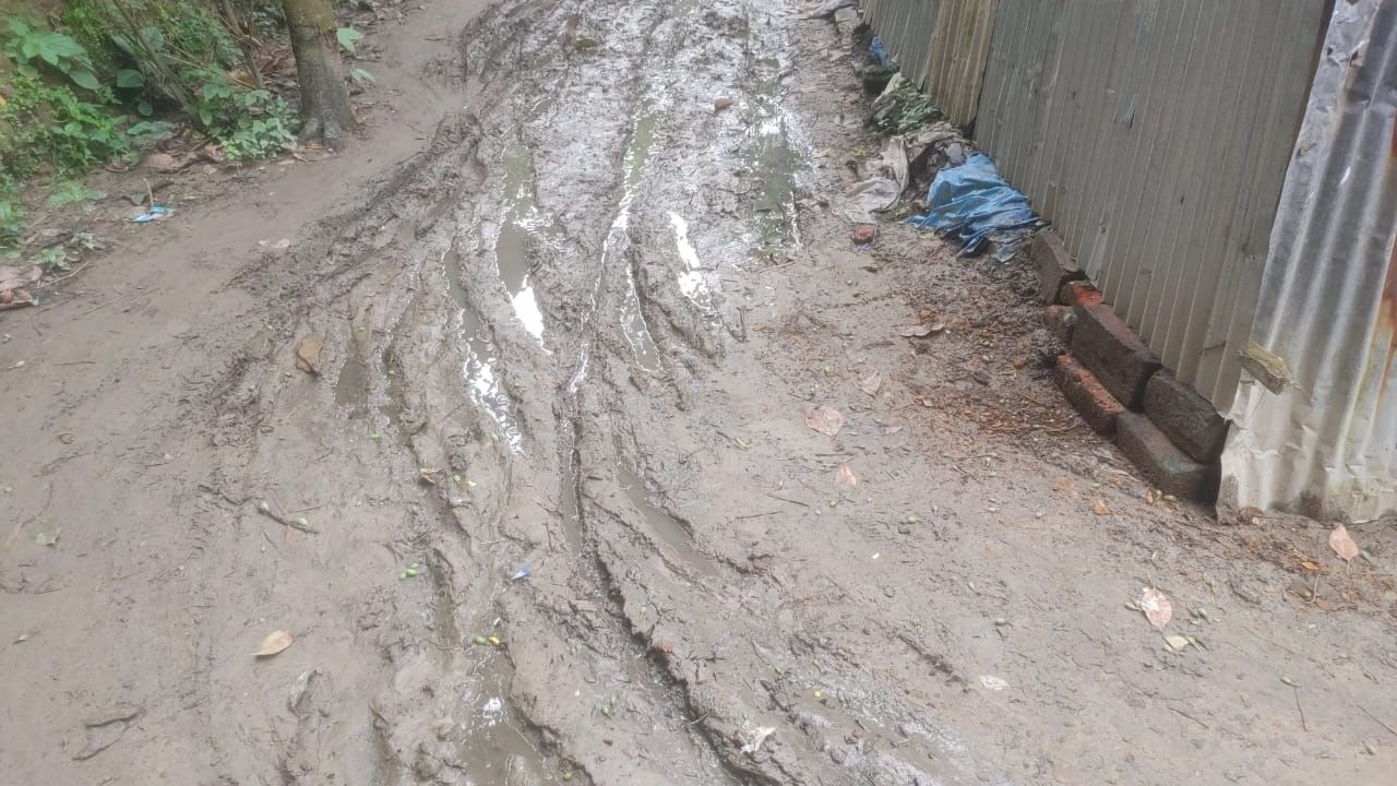 আক্কেলপুরে বর্ষায কাদার ফাঁদে ৫০০ মিটার রাস্তা, দুর্ভোগে আড়াইশ পরিবার