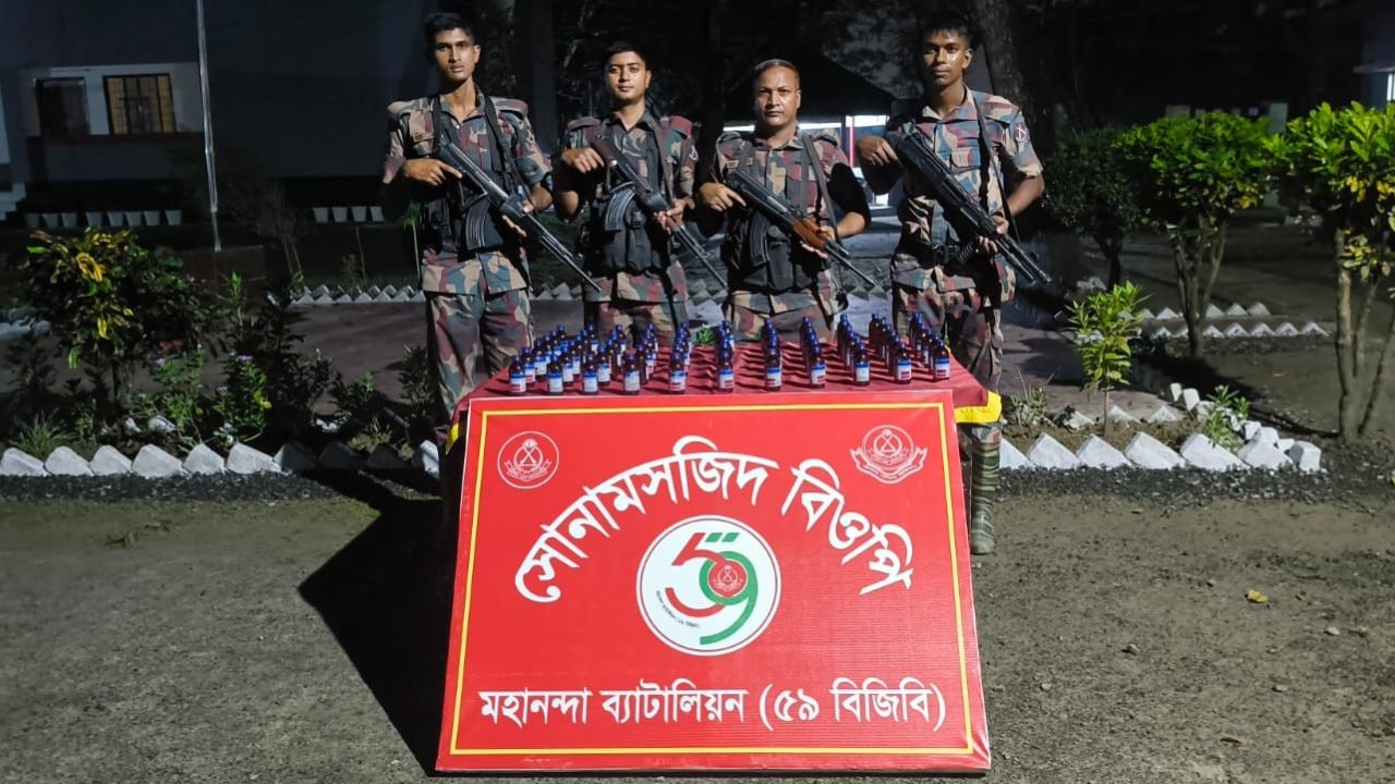 শিবগঞ্জ সীমান্তে ৫৯ বিজিবি’র অভিযানে ৬৬ বোতল এসকাফ সিরাপ জব্দ