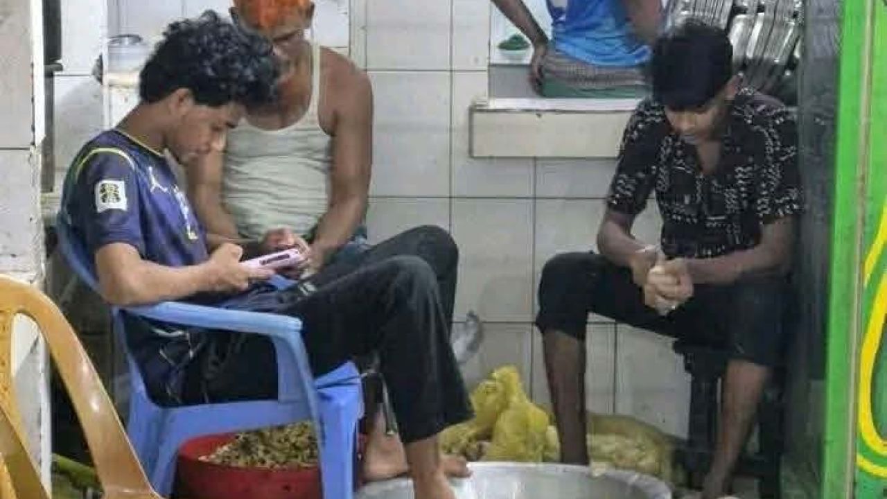 অস্বাস্থ্যকর পরিবেশে তৈরি হচ্ছে জগন্নাথ বিশ্ববিদ্যালয়ের ক্যাফেটেরিয়ার খাবার 