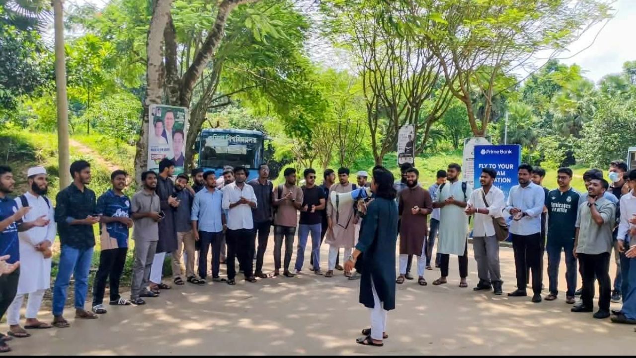 সরকারি চাকরিতে ভাইভার নম্বর বৃদ্ধির প্রতিবাদে কুবিতে মানববন্ধন 