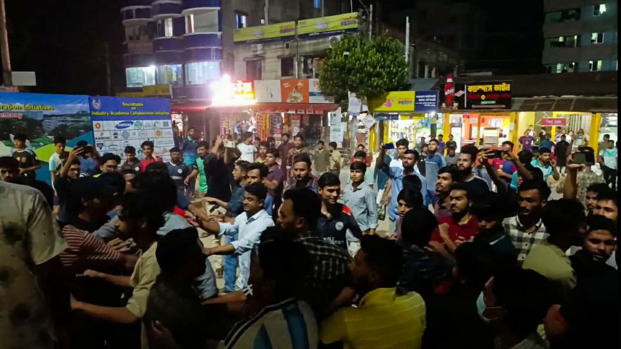 কুবিতে বাসের সিটে বসা নিয়ে জুনিয়রকে থাপ্পড়ের অভিযোগ, প্রক্টর অফিসে সমঝোতা  ‎