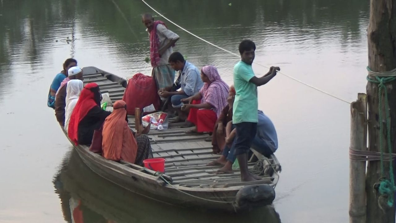 দড়ি টেনে নৌকা পার করেন প্রতিবন্ধী জনি, সেই আয়ে চলে ছয় সদস্যের সংসার